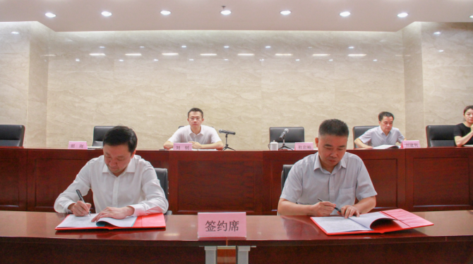 西投控股舉行公司經(jīng)理層及全資子公司、主要控股公司經(jīng)理層崗位聘任協(xié)議簽訂儀式