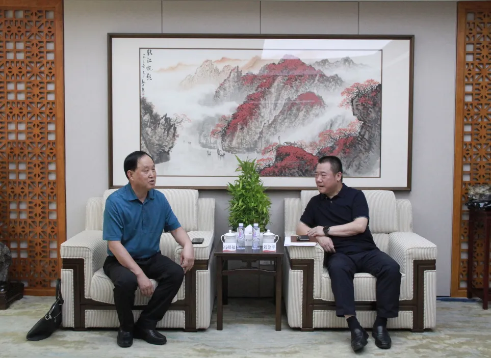 陜西省政府參事馮根福來公司調(diào)研座談